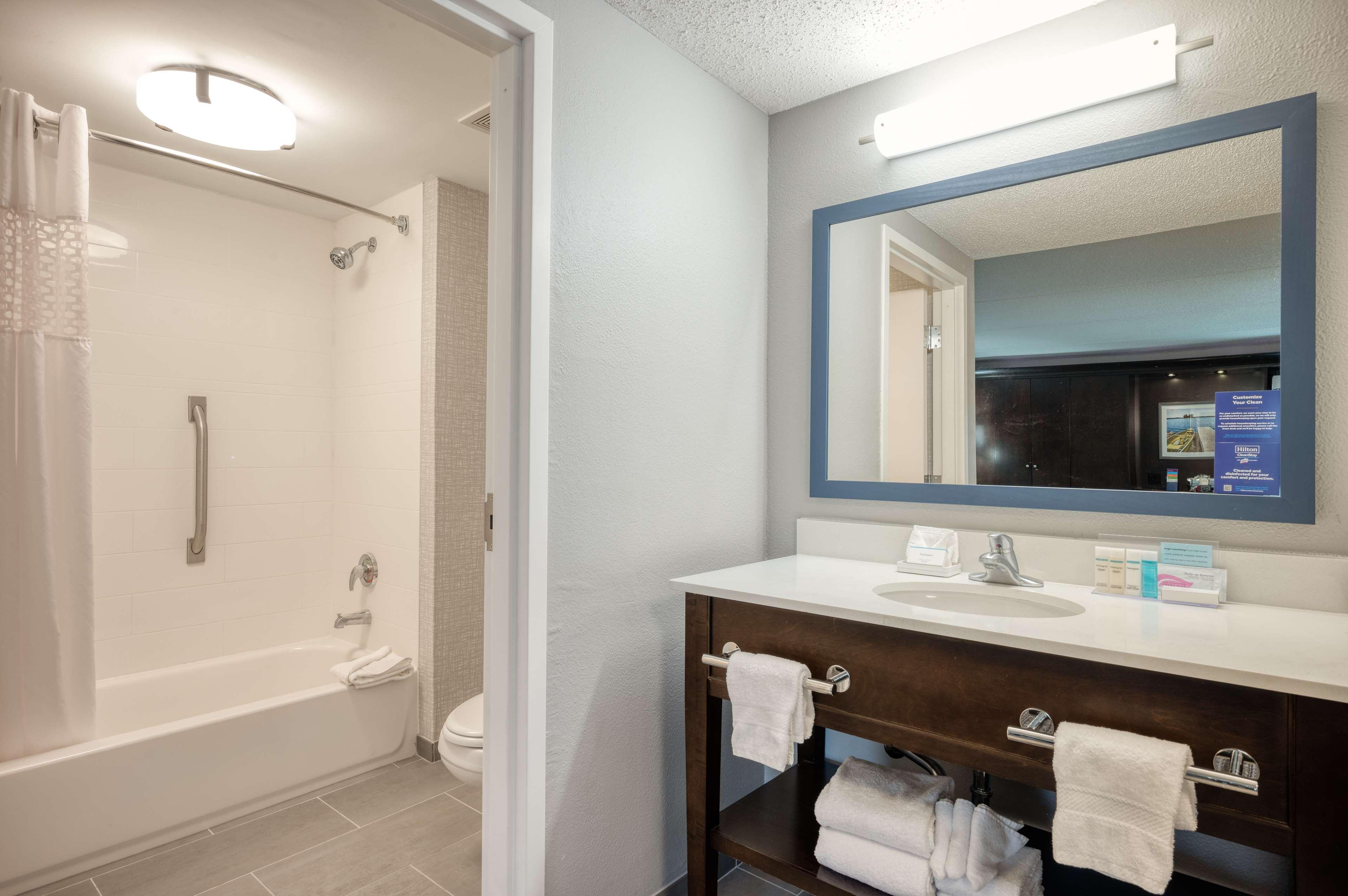 Hampton Inn Janesville Exterior photo