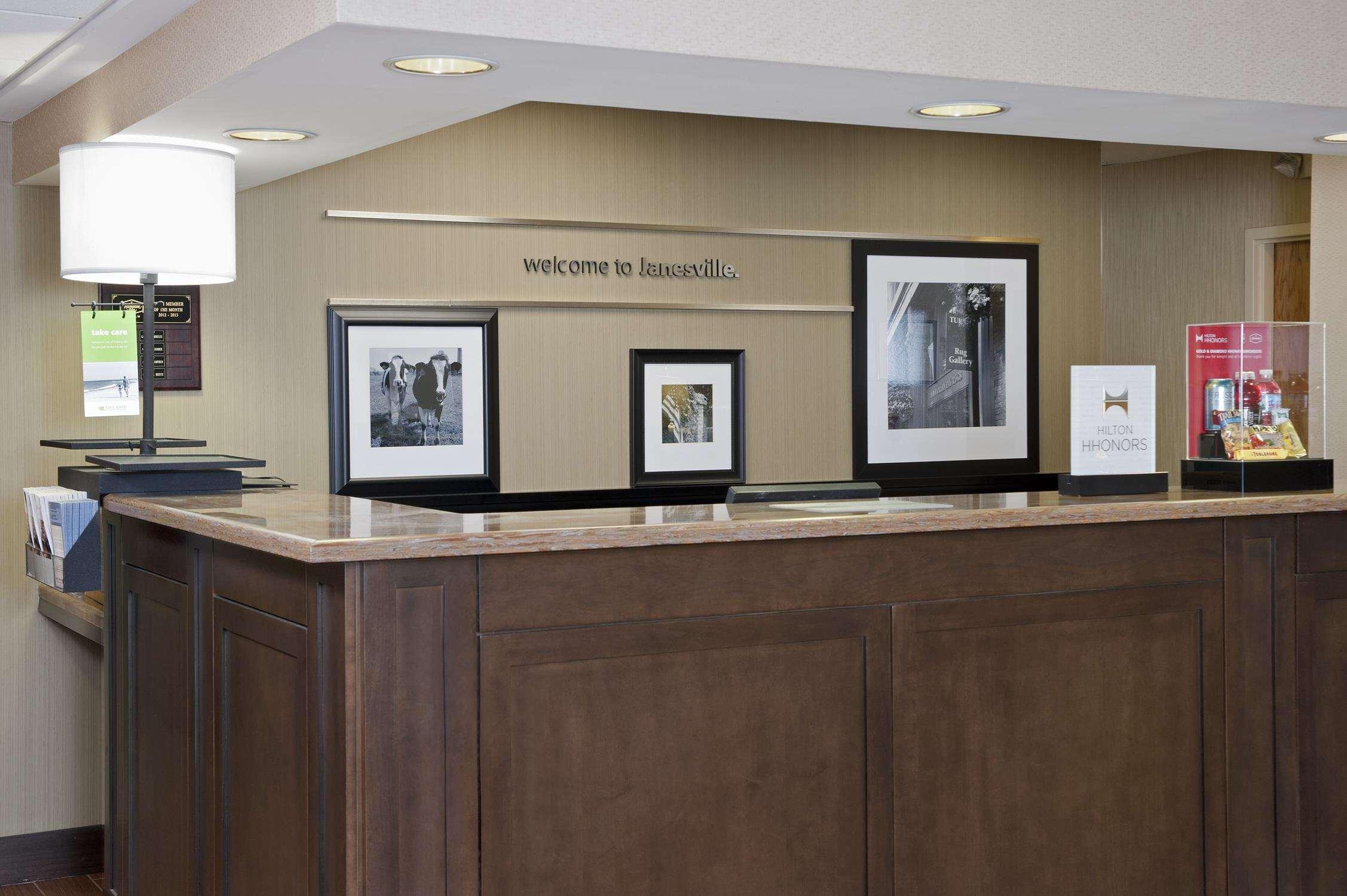 Hampton Inn Janesville Exterior photo